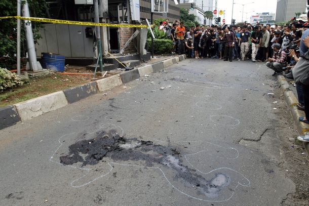 Revelan el kit terrorista que llevaban en sus mochilas los yihadistas en Jakarta