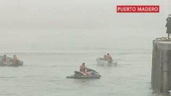 en medio de la niebla, la ballena logro salir del dique de puerto madero en medio de la niebla, la ballena logro salir del dique de puerto madero