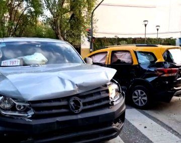 Fuerte choque entre camioneta y taxi en Almagro: dos heridos