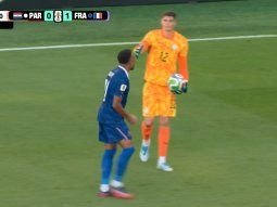 Kylian Mbappé y un notorio desaire al arquero de Paraguay. Kylian Mbappé y un notorio desaire al arquero de Paraguay.