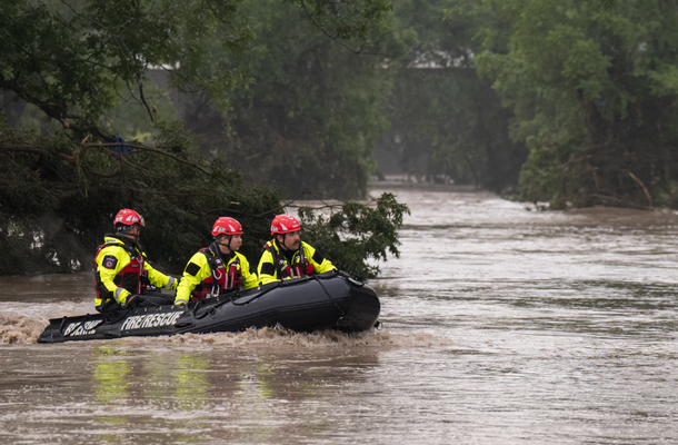 Inundaciones en Texas dejan al menos 24 muertos y 20 nenas de un campamento desaparecidas