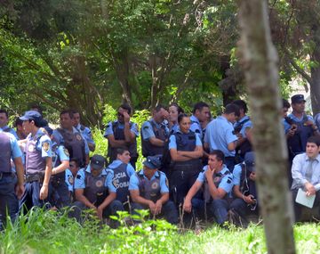 Policías aceptan de palabra la oferta y cesarían la protesta