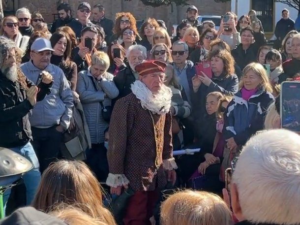 Pablo Alarcón conmovió a una multitud con un espectáculo a la gorra en Plaza Francia