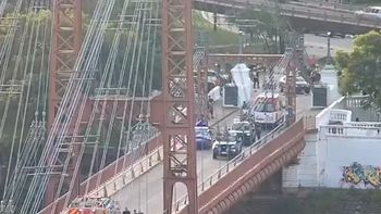 tension en puente colgante de santa fe: un hombre amenazaba con arrojarse al vacio tension en puente colgante de santa fe: un hombre amenazaba con arrojarse al vacio
