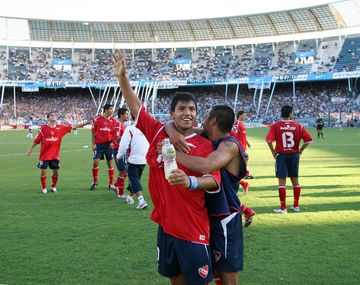 El Kun Agüero, con el Cilindro de Avellaneda a sus pies