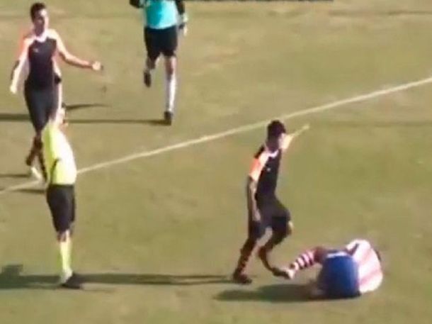 Se volvió loco: la brutal patada en la cara en el fútbol turco