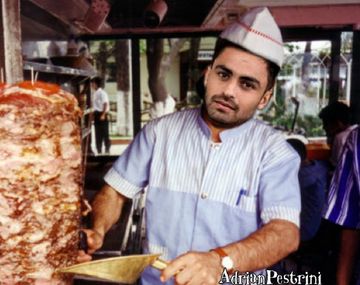 El Pity Martínez con un shawarma, plato típico árabe