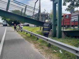 Video: así se derrumbó parte de un puente peatonal sobre la avenida General Paz