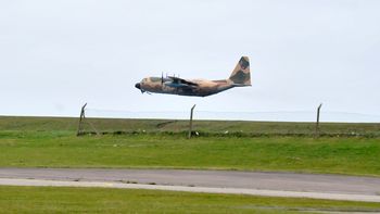 Despegó este mediodía el avión Hércules que repatriará a los uruguayos que están en Israel. Despegó este mediodía el avión Hércules que repatriará a los uruguayos que están en Israel.