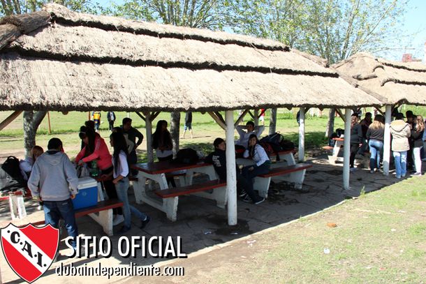 Estos son quinchos que se incendiaron&nbsp; (foto de archivo - web oficial de Independiente)