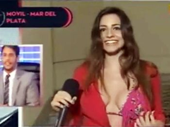 Otro escándalo: la estudiante hot se desnudó en un móvil