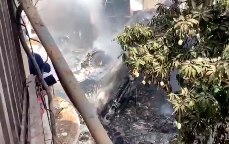 Se estrelló un avión con 107 personas a bordo en un barrio residencial de Pakistán