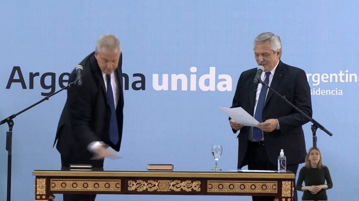 Jaime Perczyk separó la Biblia de la Constitución al momento de la jura