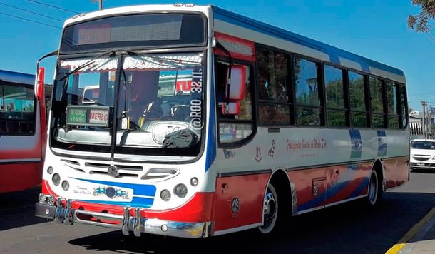 Asaltaron y balearon en la pierna a un colectivero en Merlo: hay paro en 3 líneas