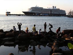 Coronavirus: un crucero rechazado por 5 países finalmente desembarcó en Camboya con 5 argentinos a bordo