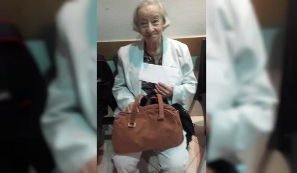 Tiene 97 años y hace dos días que no puede viajar a Corrientes por el conflicto de Aerolíneas Argentinas
