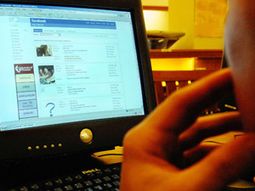 Detienen a una docente por acosar a un chico a través de Facebook