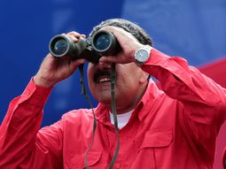Nicolás Maduro observando con largavistas la marcha de los chavistas Nicolás Maduro observando con largavistas la marcha de los chavistas