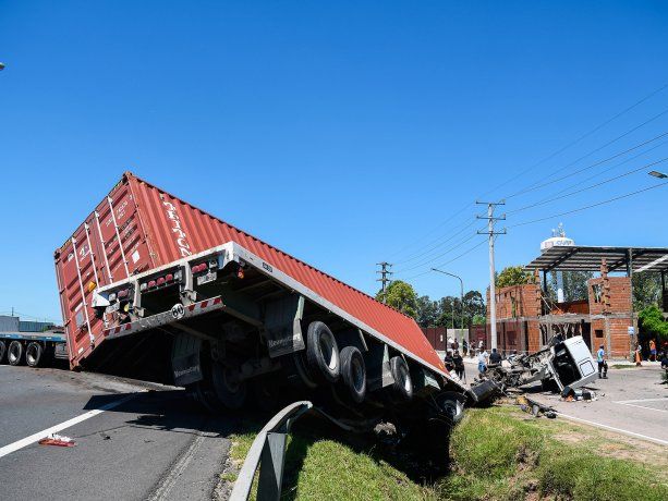 Caos en Panamericana por el vuelco de un camión que transportaba un contenedor