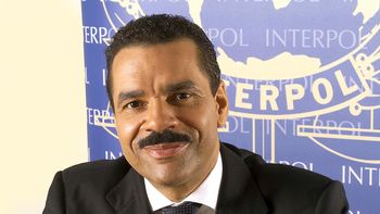 Ronald Noble, ex Secretario General de Interpol, siempre negó que se cayeran las alertas rojas contra los acusados iraníes por el atentado a la AMIA Ronald Noble, ex Secretario General de Interpol, siempre negó que se cayeran las alertas rojas contra los acusados iraníes por el atentado a la AMIA