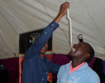 Pastor obligaba a fieles a comer serpientes vivas