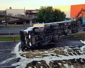 Caos en Panamericana por el vuelco de un camión que llevaba aceite: el corte es total