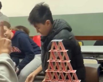 Un alumno hizo un castillo de naipes en el colegio y se volvió viral