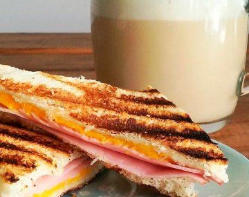 Pidió un tostado y publicó en las redes el insólito recargo que le cobraron en un bar