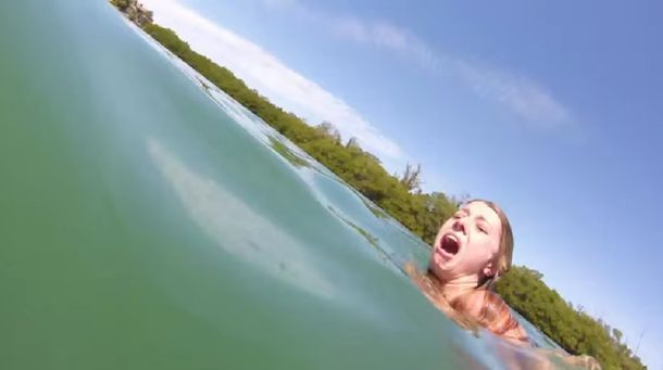 Una mujer graba su ataque de nervios al ver un manatí a su lado en el agua