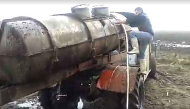 El Bondi-Truck: se inventó un camión para sacar leche de los campos inundados