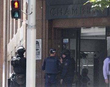 Toma de rehenes en Sidney dejó tres muertos