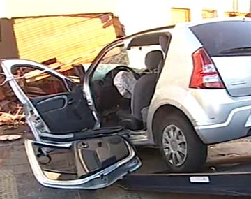 Así se incrustó el auto en Mataderos