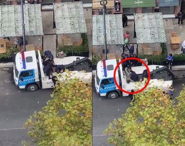 Una mujer se atrincheró arriba de una grúa para que no le lleve el auto