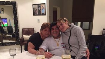 el cumpleanos de diego maradona: fotos y el saludo de sus hijas el cumpleanos de diego maradona: fotos y el saludo de sus hijas