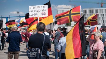 neonazis realizan una marcha contra los inmigrantes musulmanes en berlin neonazis realizan una marcha contra los inmigrantes musulmanes en berlin