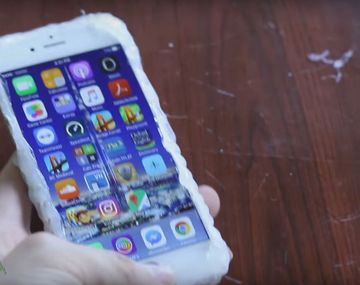 ¿Cómo fabricar una funda para el celular con poco dinero? Mirá el video 
