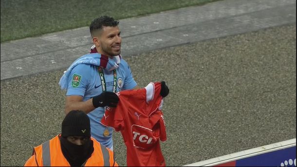 Kun Agüero festeja en el Manchester City con la camiseta de Independiente Kun Agüero festeja en el Manchester City con la camiseta de Independiente