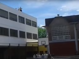 egresados salvajes: alumnos incendiaron tachos y se treparon al techo del colegio egresados salvajes: alumnos incendiaron tachos y se treparon al techo del colegio