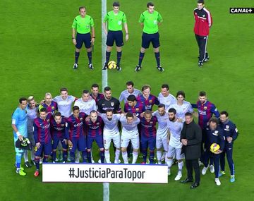 El homenaje al Topo López y la revista Charlie Hebdo en el Camp Nou