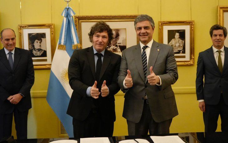 El presidente Javier Milei y el Jefe de Gobierno de la Ciudad de Buenos Aires, Jorge Macri, firmaron el Acta Acuerdo de transferencia de 31 líneas de colectivos&nbsp;