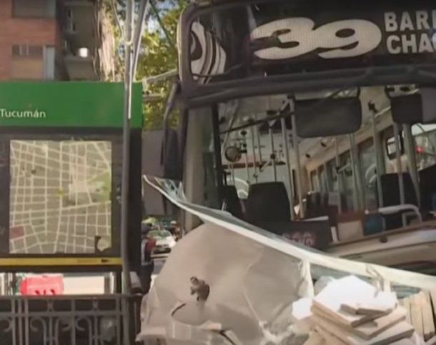 Palermo: colectivo embiste pila de baldosas y deja 14 heridos