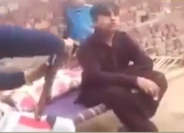 Se puso a limpiar un fusil delante de sus hijos y se le escapó un disparo