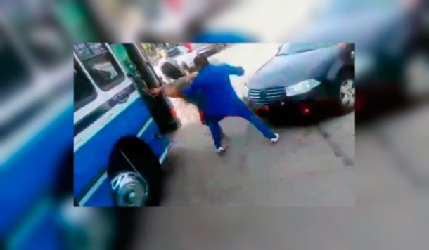 Brutal pelea entre un automovilista y dos colectiveros en Villa Ballester