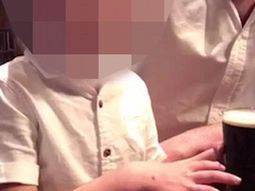 Viralizan un video donde dos adultos alientan a un menor a hacer fondo blanco con cerveza