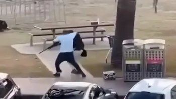 video: el momento en que un hombre desarmo a uno de los tiradores del ataque en australia video: el momento en que un hombre desarmo a uno de los tiradores del ataque en australia