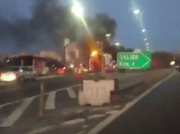 Así se incendió un auto en el enlace de las autopistas Bs. As.-La Plata y 25 de Mayo