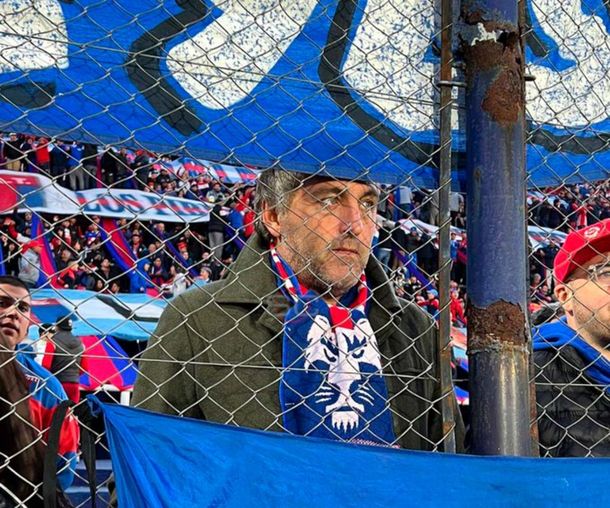 Lo vive como un hincha más: el Chapa Retegui en la popular de Tigre mirando a su hijo