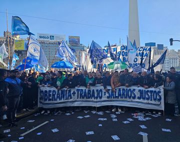 Multitudinaria marcha contra el ajuste frente al ministerio de Federico Sturzenegger