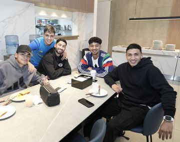 Visita de lujo: Varela estuvo en el predio con sus excompañeros de Boca