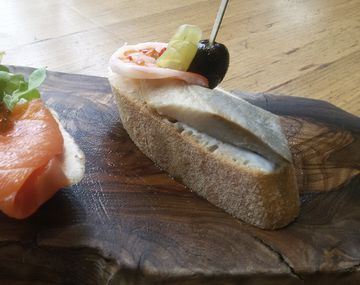 Salmón con cebolla y caviar rojo y gamba con arenque sobre pimiento marinado